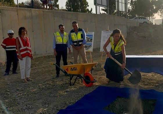 La delegada del Gobierno andaluz en Almería, en la puesta de la primera piedra, ayer.