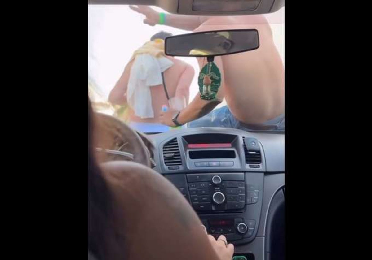 Una de las capturas del vídeo en el que Laura González circula con los dos jóvenes sobre el capó.