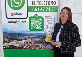 La alcaldesa de Albox junto a un cartel que anima a los vecinos a sumarse a la iniciativa.