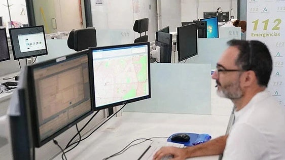 Rescatan a una persona al incendiarse su piso en Albox