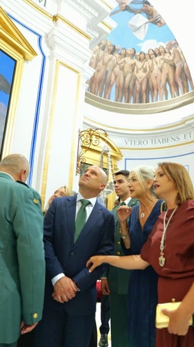 Imagen secundaria 2 - El Saliente resplandece en su consagración tras la culminación de la monumental obra pictórica de García Ibáñez