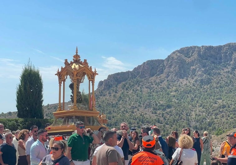 Imagen principal - Cientos de devotos caminan hasta el Santuario del Saliente en una Romería histórica y emotiva