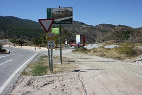 Bayarque trabaja en la continuación del paseo hasta la Cueva de la Paloma