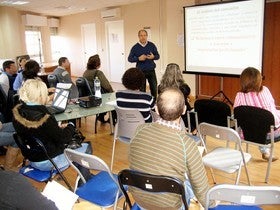 La Asociación El Saliente-CEE desarrolla un Taller de Gestión de Economía Doméstica para sus socios y socias en Almería capital y en Albox