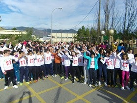 El CEIP Ntra. Sra. del Rosario de Macael ha participado en la VIII carrera Kilómetros de Solidaridad, para colaborar con Save the Children a construir un colegio en el Congo