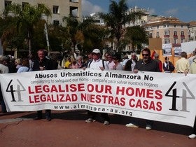 Los británicos con casas ilegales estudian nuevas manifestaciones