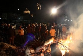Más de un centenar de vecinos en torno a la lumbre de San Antón