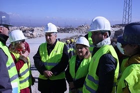 El grupo Uzbeko asiste a la explosión de una voladura en la cantera-escuela de la Escuela del Mármol