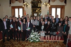 El Club Los Carriles, recibe la bandera de Andalucía, como distinción por su trabajo cotidiano
