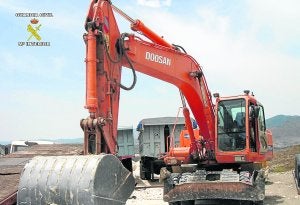 Roba una excavadora de 22 toneladas en Cáceres y se la trae a Macael en una noche