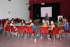 Mujeres se forman en ocio y tiempo libre en el curso de FEMUR impartido en Urrácal