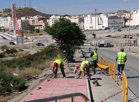 Comienzan las obras del  PFEA con la primera actuación de las previstas en el programa 2012-13, el acerado junto al puente nuevo de Albox