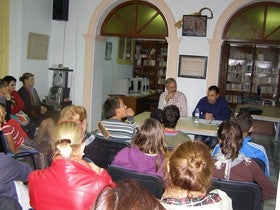 El escritor José Luis Martínez Clares conoce a sus lectoras de purchena