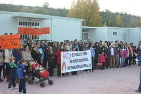 Nueva concentración del AMPA, vecinos y corporación municipal para exigir a la Junta la continuidad de las obras en el colegio público de Serón