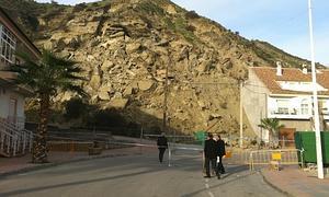 El subdelegado del Gobierno visita en Zurgena la zona afectada por desprendimientos