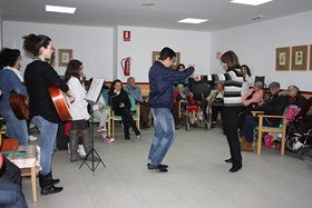 La Rondalla de Oria llena de espirítu navideño la residencia de mayores