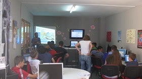 Jóvenes de Fines desarrollan sus habilidades emprendedoras con un juego de simulación empresarial