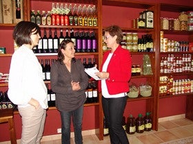 La delegada de Economía visita la abacería Los Arrieros de Serón
