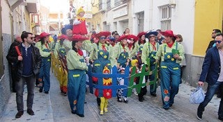 Macael despide el carnaval con un pasacalle multitudinario