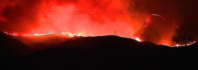 Unos 50 miembros de la UME acuden al incendio de Sierra de Gádor, que provoca ya 14 desalojos