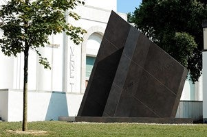 Daniel Libeskind apuesta por la superficie ultracompacta Dekton® by Cosentino en la Bienal de Arquitectura de Venecia