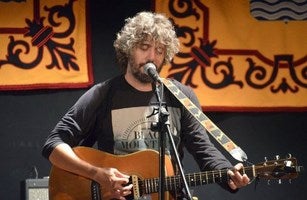 El cantautor Manolo Tarancón acerca sus canciones a un centenar de asistentes en ‘Solos’