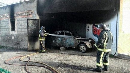 Un incendio en un garaje calcina un vehículo en Albox