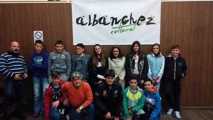 El ayuntamiento de Albanchez hizo entrega del cheque ayuda a los alumnos del viaje de estudios