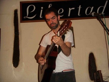 El cantautor argentino Manu Clavijo presenta en Albox su último trabajo: 'A rastras, mal y tarde'