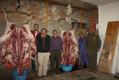 Las familias de los pequeños municipios celebran la tradicional matanza del chino