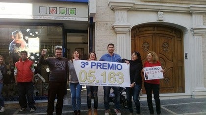 Tíjola vende el tercer premio de la lotería de navidad a la Asociación El Aljibe de Serón