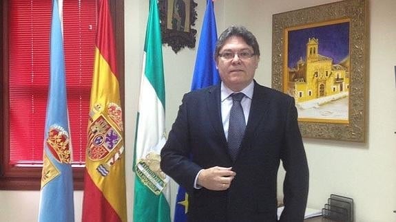 Rogelio Mena deja "temporalmente" la Alcaldía