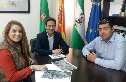 El Ayuntamiento de Zurgena entrega al nuevo diputado de Fomento la petición para el arreglo de Las Lomas