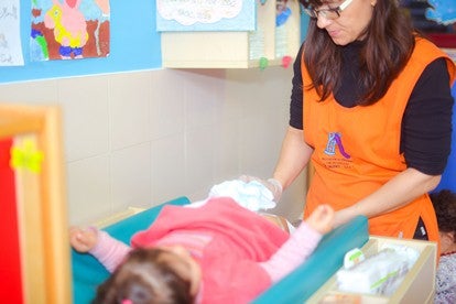 El Saliente reparte gratuitamente material educativo a más de 50 familias con escasos recursos