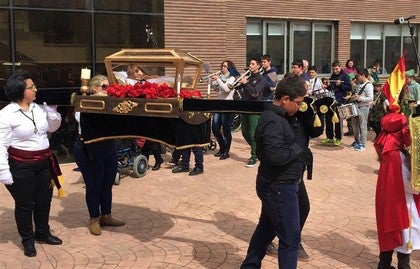 Jornada de convivencia entre mayores de la residencia y escolares de Macael