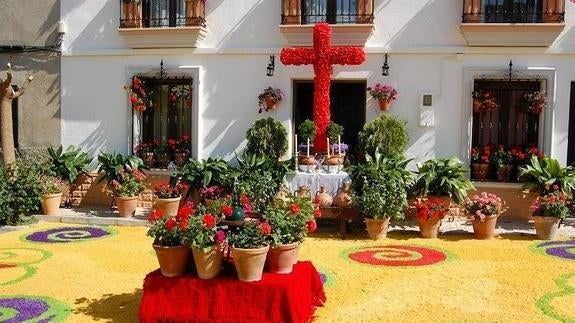 La localidad de Tíjola recibe a la Virgen de Fátima con llamativas alfombras de flores