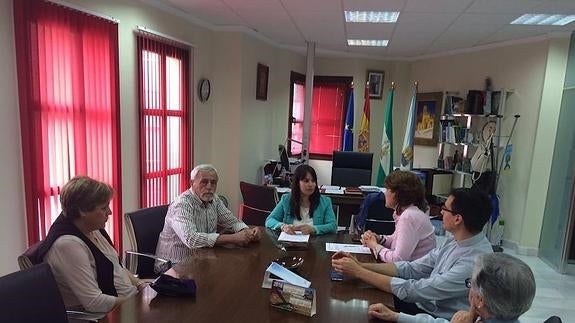 El Ayuntamiento de Albox y Cáritas firman un convenio para instalar contenedores de ropa 'solidarios'
