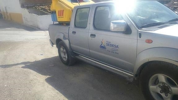 El Ayuntamiento de Albox fumiga terrenos y descampados para evitar plagas con la llegada del calor