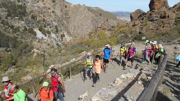 Más de un centenar de senderistas participan en las rutas programadas de Macael y Tíjola