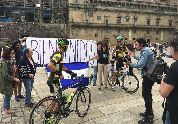 Recibimiento de los ciclistas en Santiago de Compostela.
