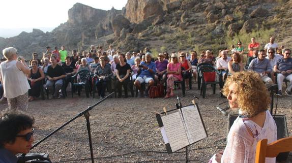 La Cueva de la Paloma de Bayarque acogió el homenaje a Juan Torreblanca