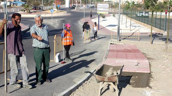 El concejal de Obras, José Campoy supervisando los trabajos en las calles de Albox.  