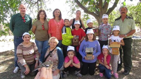 Escolares de Bayarque y Bacares celebran con la Junta el Día Mundial de las Aves en Filabres