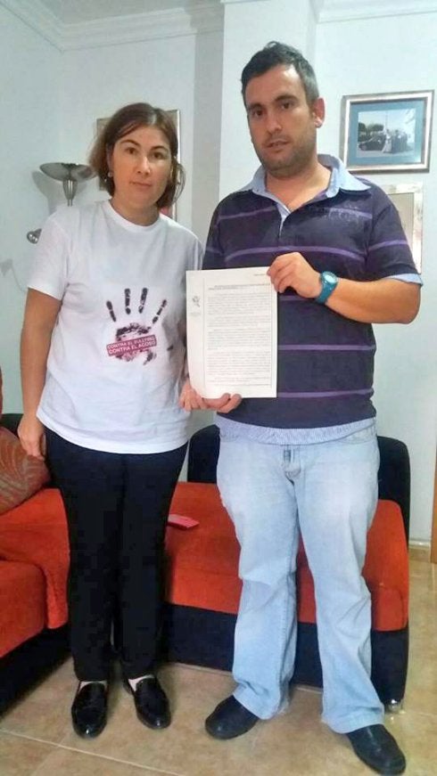 Los padres de Alejandro muestran una de las denuncias.