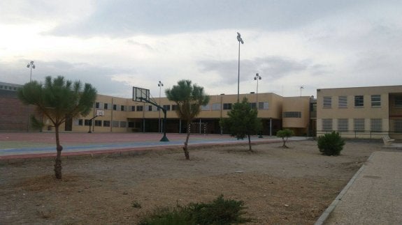 Vista del patio interior del IES Rosa Navarro, lugar donde se cometieron algunas de las agresiones denunciadas por las madres.