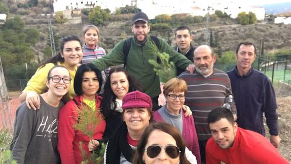 Los vecinos de Urrácal ayudan a repoblar la sierra de la localidad