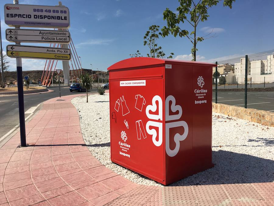Los albojenses demuestran su solidaridad depositando 2,5 toneladas de ropa en los contenedores de Cáritas