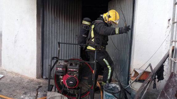 Arde un almacén de aperos y afecta por inhalación de humo a un vecino de Serón