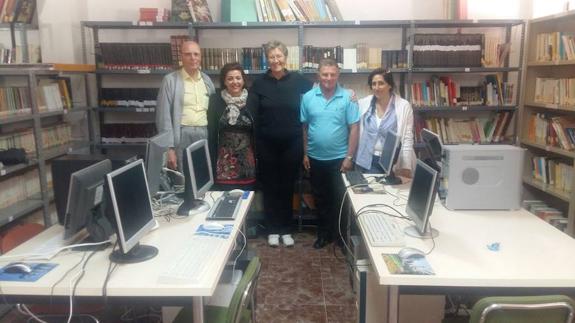 La asociación de británicos entrega cinco ordenadores a la Biclioteca Municipal de Zurgena