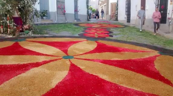 La Virgen de Fátima procesionó sobre las alfombras tintadas de Tíjola